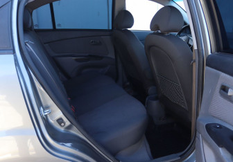 Подержанный автомобиль Kia Rio Hatchback 2011 года (15 фото)
