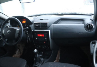 Подержанный автомобиль Nissan Terrano 2015 года (14 фото)