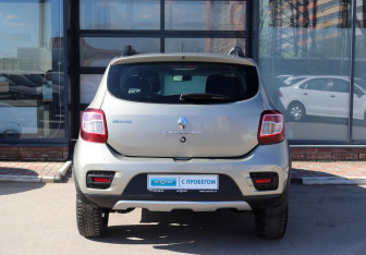 Подержанный автомобиль Renault Sandero 2017 года (4 фото)