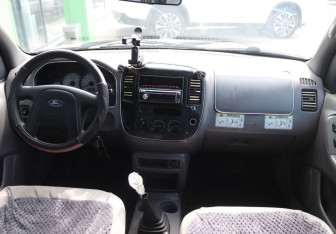 Подержанный автомобиль Ford Escape 2001 года (14 фото)