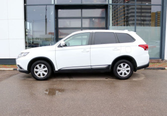Подержанный автомобиль Mitsubishi Outlander 2017 года (2 фото)