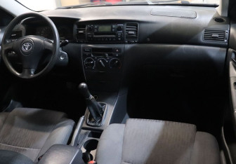 Подержанный автомобиль Toyota Corolla Sedan 2004 года (13 фото)