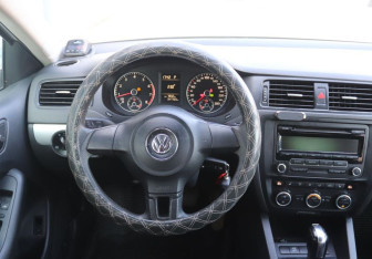 Подержанный автомобиль Volkswagen Jetta Sedan 2012 года (15 фото)