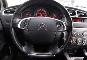 Подержанный автомобиль Citroen C4 Hatchback 2012 года (16 фото)