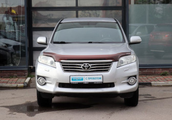 Подержанный автомобиль Toyota RAV4 2011 года (7 фото)