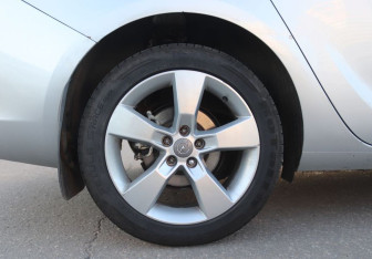 Подержанный автомобиль Opel Astra Sedan 2012 года (10 фото)