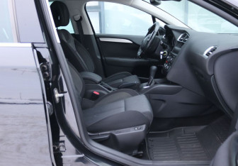 Подержанный автомобиль Citroen C4 Hatchback 2011 года (12 фото)