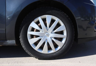 Подержанный автомобиль Renault Scenic 2009 года (11 фото)