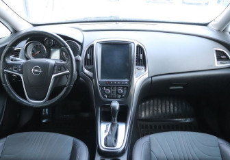 Подержанный автомобиль Opel Astra Hatchback 2013 года (14 фото)