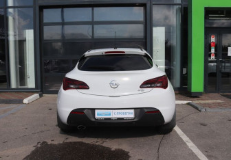 Подержанный автомобиль Opel Astra Hatchback 2013 года (4 фото)