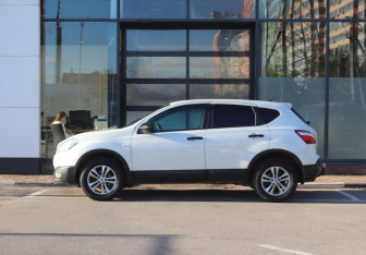 Подержанный автомобиль Nissan Qashqai 2013 года (2 фото)