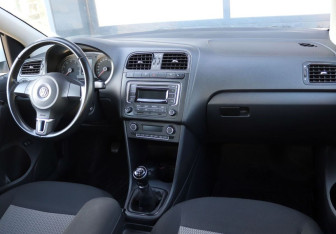 Подержанный автомобиль Volkswagen Polo Sedan 2014 года (14 фото)