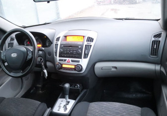 Подержанный автомобиль Kia Ceed Hatchback 2007 года (11 фото)
