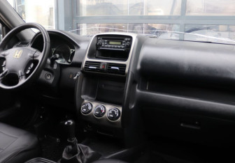 Подержанный автомобиль Honda CR-V 2005 года (14 фото)