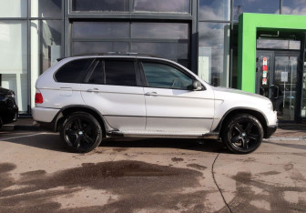 Подержанный автомобиль BMW X5 2001 года (6 фото)