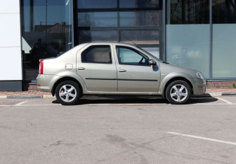 Подержанный автомобиль Renault Logan Sedan 2013 года (9 фото)