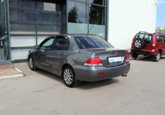 Подержанный автомобиль Mitsubishi Lancer Sedan 2005 года (3 фото)