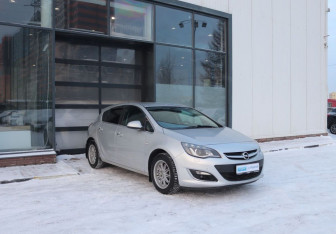 Подержанный автомобиль Opel Astra Hatchback 2013 года (7 фото)