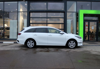 Подержанный автомобиль Kia Ceed Wagon 2022 года (6 фото)