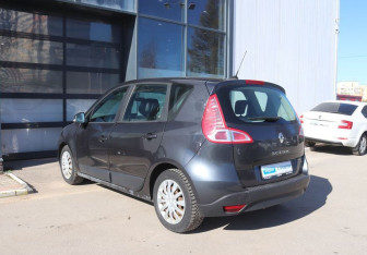 Подержанный автомобиль Renault Scenic 2009 года (3 фото)