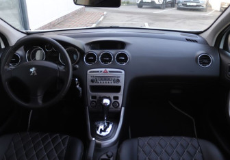 Подержанный автомобиль Peugeot 308 Hatchback 2011 года (15 фото)