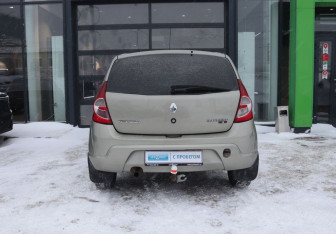 Подержанный автомобиль Renault Sandero 2011 года (4 фото)
