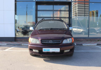 Подержанный автомобиль Toyota Ipsum 1997 года (8 фото)