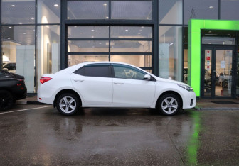 Подержанный автомобиль Toyota Corolla Sedan 2014 года (6 фото)