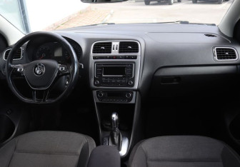 Подержанный автомобиль Volkswagen Polo Sedan 2017 года (12 фото)