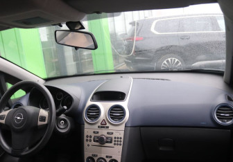 Подержанный автомобиль Opel Corsa 2007 года (12 фото)