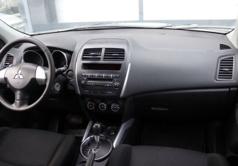 Подержанный автомобиль Mitsubishi ASX 2012 года (14 фото)