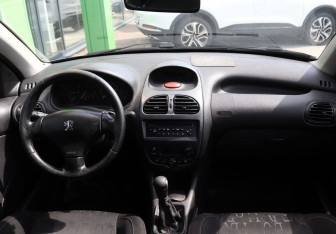 Подержанный автомобиль Peugeot 206 Wagon 2002 года (13 фото)