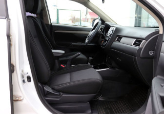 Подержанный автомобиль Mitsubishi Outlander 2017 года (12 фото)