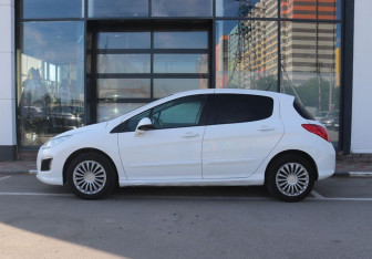Подержанный автомобиль Peugeot 308 Hatchback 2011 года (2 фото)