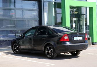 Подержанный автомобиль Ford Focus Sedan 2006 года (4 фото)