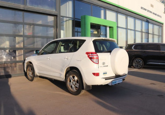 Подержанный автомобиль Toyota RAV4 2012 года (3 фото)