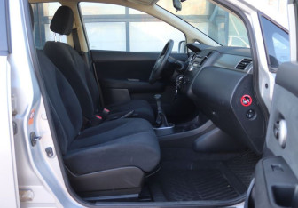 Подержанный автомобиль Nissan Tiida Hatchback 2010 года (13 фото)