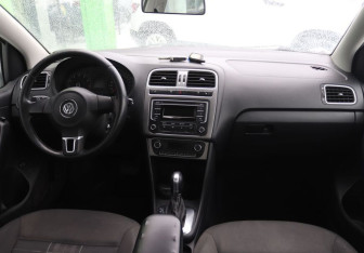 Подержанный автомобиль Volkswagen Polo Sedan 2015 года (14 фото)