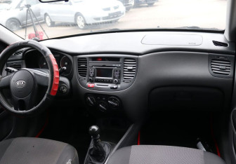 Подержанный автомобиль Kia Rio Hatchback 2010 года (15 фото)