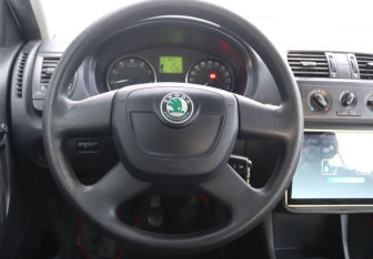 Подержанный автомобиль Skoda Fabia Hatchback 2012 года (16 фото)