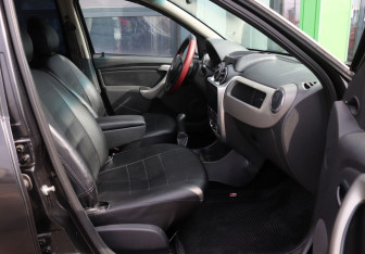 Подержанный автомобиль Renault Sandero 2010 года (9 фото)