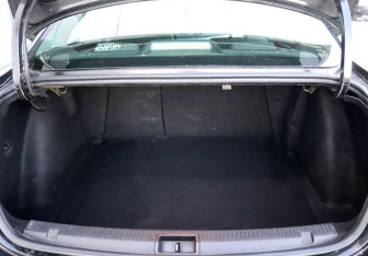 Подержанный автомобиль Renault Fluence 2012 года (15 фото)