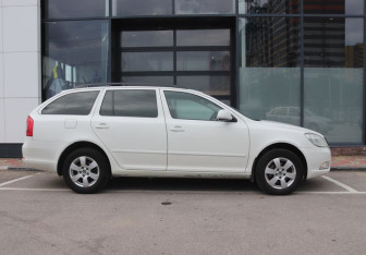 Подержанный автомобиль Skoda Octavia Wagon 2012 года (6 фото)