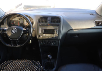 Подержанный автомобиль Volkswagen Polo Sedan 2016 года (13 фото)