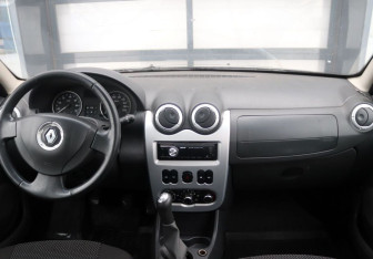 Подержанный автомобиль Renault Sandero 2012 года (14 фото)