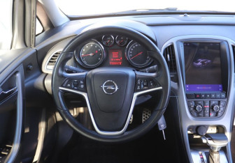 Подержанный автомобиль Opel Astra Sedan 2012 года (15 фото)