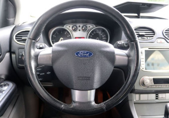 Подержанный автомобиль Ford Focus Hatchback 2010 года (12 фото)
