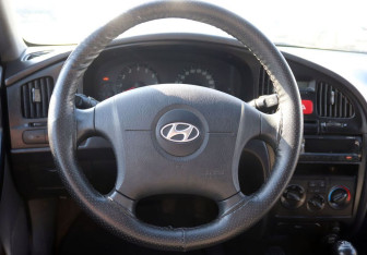 Подержанный автомобиль Hyundai Elantra Sedan 2004 года (15 фото)