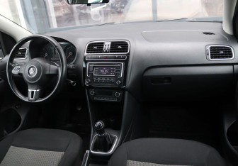 Подержанный автомобиль Volkswagen Polo Sedan 2014 года (14 фото)