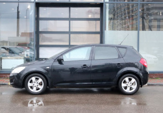 Подержанный автомобиль Kia Ceed Hatchback 2007 года (6 фото)